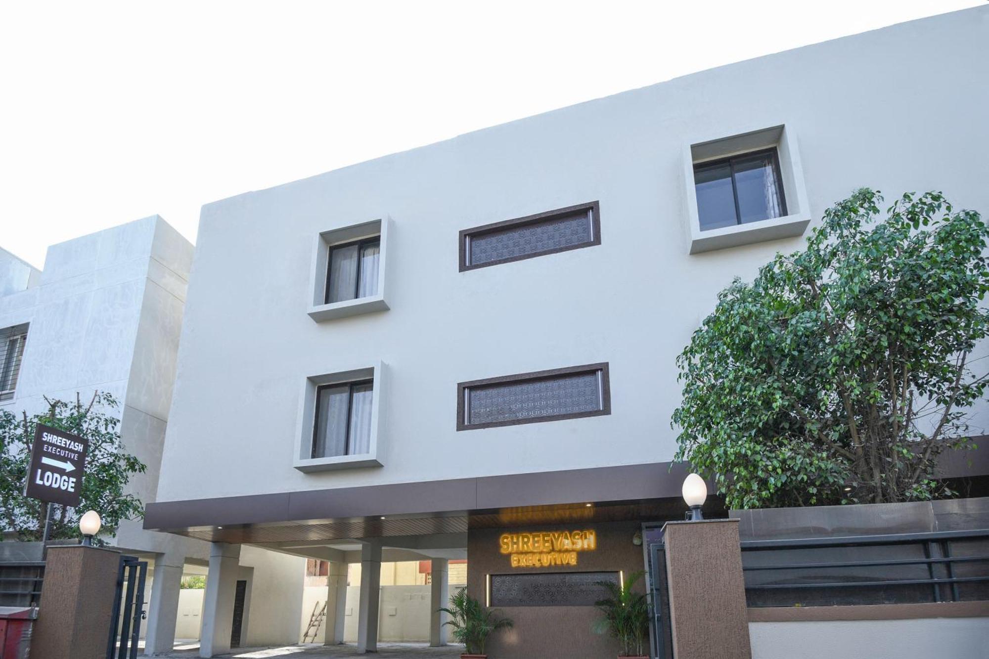 Oyo Flagship Hotel Shreeyash Executive Mangvadi Екстериор снимка