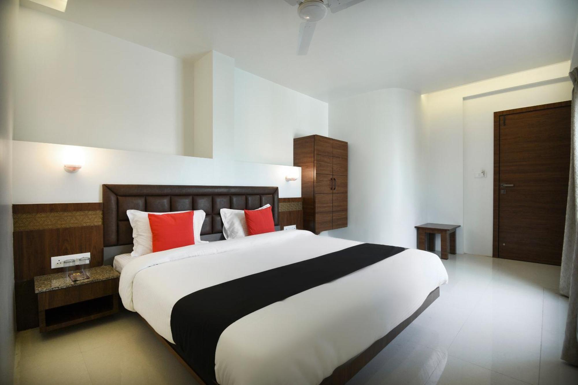 Oyo Flagship Hotel Shreeyash Executive Mangvadi Екстериор снимка